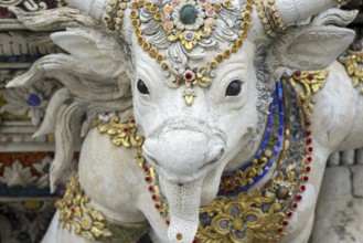 Decorative elements with pop culture references (for example comics, superheroes) in the stucco and