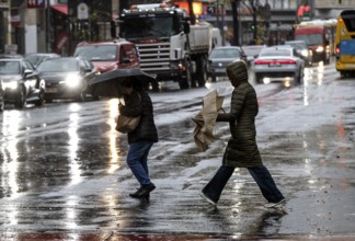 With umbrella and raincoats, people in the rain, Potsdamer Straße, Berlin, 30.10.2025, Berlin,
