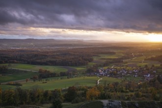 Rain and sun alternating — dramatic autumn atmosphere at the Hohenstaufen Spielburg Nature Reserve