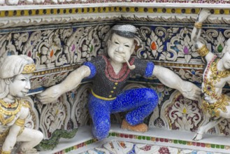 Decorative elements with pop culture references (for example comics, superheroes) in the stucco and