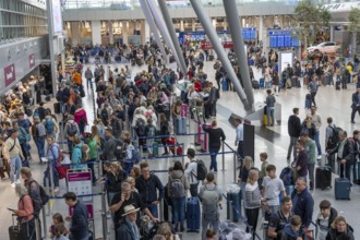 Full check-in hall, queues, Terminal B, many thousands of people take off on the first day of the