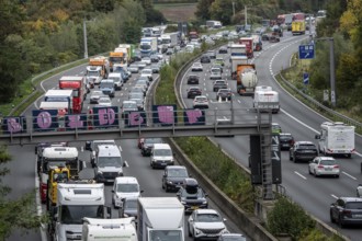 Traffic jam on the A3 motorway between the Hilden junction and the Mettmann junction, view to the
