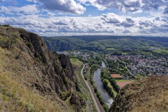 Ausblick vom Rotenfels, einer Steilwand am Naheufer im Naturpark Soonwald-Nahe, auf das Nahetal und