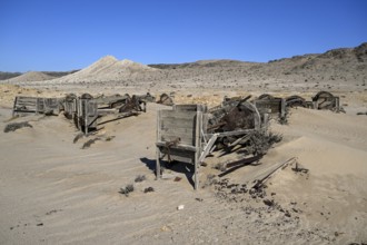 Verrostete Trommelsiebe im Wüstensand, Pomona, Diamentensperrgebiet, bei Lüderitz, Region Karas,