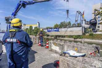 Launching, with crane, of a THW multi-purpose boat in front of a training trip on the Rhine, near