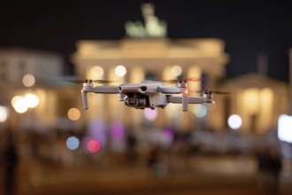 Ein Fernpilot steuert sein Quadrocopter, Drohne illegal über dichtbesiedeltes Stadtgebiet an einem