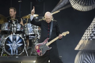 Jimmy Chamberlin (drummer) and Billy Corgan (singer) from The Smashing Pumpkins live on The Aghori
