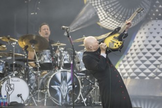 Jimmy Chamberlin (drummer) and Billy Corgan (singer) from The Smashing Pumpkins live on The Aghori