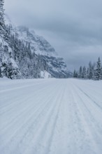 Winter road trip on the Icefields Parkway with lots of snow and ice, Banff National Park, Jasper