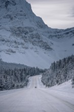 Winter road trip on the Icefields Parkway with lots of snow and ice, Banff National Park, Jasper