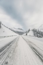 Winter road trip on the Icefields Parkway with lots of snow and ice, Banff National Park, Jasper
