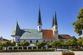 Chapel of Grace and Stiftspfarrkirche Sankt Philippus und Jakobus am Kapellplatz, place of