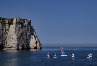 Sailing school, sailing boats, optimists, rock arch Falaise or Porte d'Aval, Étretat, sea, steep