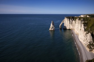 Rock arch Falaise or Porte d'Aval and rock needle Aiguille, Jambourg beach, Étretat, sea, steep