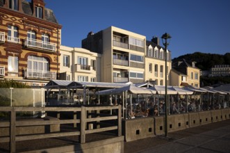 Restaurant La Grange and du Perrey, evening mood, evening, sky, blue, promenade, Étretat, Normandy,