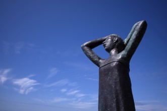 Bronze sculpture La Heure du Bain by Dominique Denry on the beach, sky, blue, Fécamp, Normandy,
