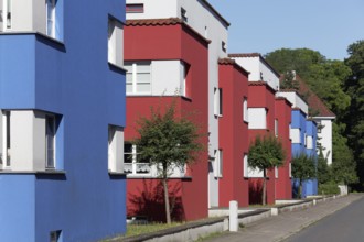 Estate IItalienischer Garten from 1925, residential buildings in cubic design with blue and red