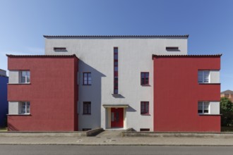 Modern flat-roofed house from 1925, cubic design with red façade, Bauhaus architecture, architect