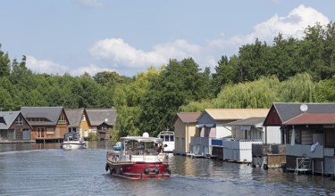 Houseboat, boathouses, holiday homes on the canal between Mirower See and Zotzensee, Mirow,