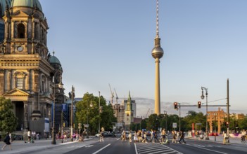 Road traffic and pedestrians on the carriageway in Berlin-Mitte, Unter den Linden, Berlin, Germany