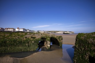 Phoenix Caissons, concrete boxes, caissons, were used in the sea as breakwaters and to form an