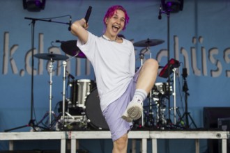 Eva Sauter, singer of the band ok.danke.tschüss at the Highfield Festival on Sunday, Störmthaler