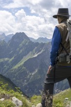 Man, 60-70 (model release available) on the Laufbacher-Eckweg with mountain panorama to Höfats,