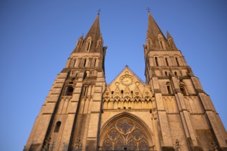 West facade, Cathedral Cathédrale Notre-Dame de Bayeux, evening light, Bayeux, Normandy, Calvados,