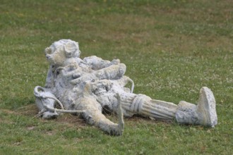 Sculpture Astronauts by Pawel Althamer 2023, Blickachsen 14, modern art, astronaut lying in the