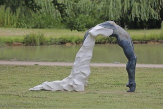 Sculpture Arched Figure by Grace Schwindt 2020, Blickachsen 14, modern art, abstract art, female