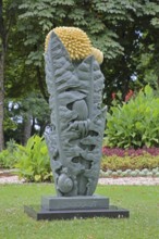 Sculpture Unkraut vergeht nicht by Joscha Bender 2025, Blickachsen 14, modern art, stele with