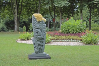 Sculpture Unkraut vergeht nicht by Joscha Bender 2025, Blickachsen 14, modern art, stele with