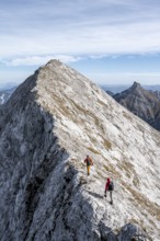 Mountaineer on the ridge of the Gamsjoch, mountain panorama, transition to the main summit of the