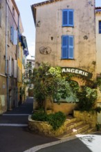 Alley in the old town, Antibes, Provence Alpes Côte d'Azur, South of France, France