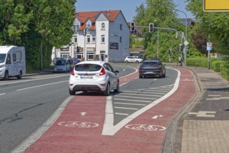 Divided cycle lanes for cyclists going straight ahead and turning right in front of a traffic light