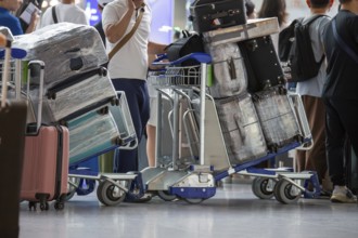 Frankfurt Airport: Close-up of passengers with suitcases