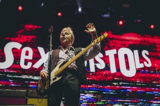 Glen Matlock, bassist of the Sex Pistols ft. Frank Carter live at the Berlin Zitadelle Spandau on