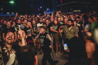 Frank Carter, singer of the Sex Pistols ft. Frank Carter sings live in the audience at the