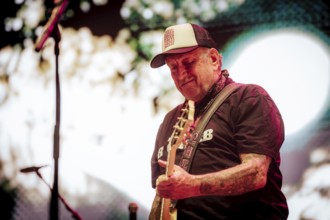 Steve Jones, guitarist of the Sex Pistols ft. Frank Carter live at the Berlin Zitadelle Spandau on