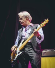 Glen Matlock, bassist of the Sex Pistols ft. Frank Carter live at the Berlin Zitadelle Spandau on
