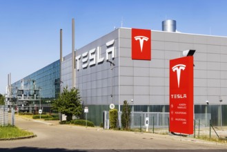 Standstill at the largest Tesla pick-up centre in Europe. Tesla's sales crisis is making itself