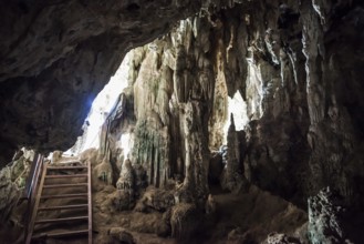 Pra Kai Petch Cave, stalactite cave, Cheow Lan Lake, Khao Sok National Park, Phang Nga, Surat