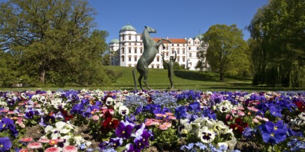 Artwork with the title Hengst Wohlklang in der Freiheitsdressur by Ulrich Conrad in the park of