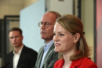 Matthias Miersch (centre), Chairman of the SPD parliamentary group, and Sonja Eichwede, one of the
