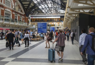 Concourse busy with passengers, Liverpool Street railway station, London, England, UK