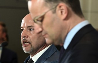 On the right, the chairman of the CDU/CSU parliamentary group, Jens Spahn (CDU), and his deputy