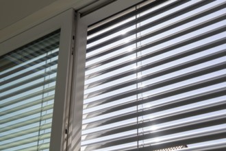 External blind on a large sliding window