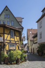 Die Webergasse in der historischen Altstadt von Esslingen mit historischen Fachwerkhäusern,