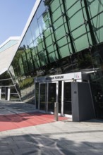 Das Neckarforum, moderne Architektur mit Glasfassade in der Innenstadt von Esslingen am Neckar,