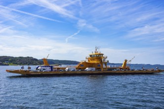 The car ferry SATURNUS, which operates as a floating road between the archipelago, navigates off